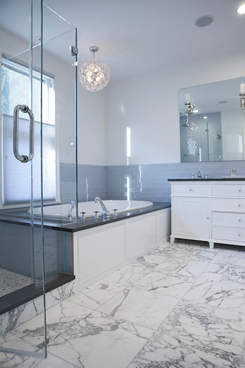 Свежая идея для дизайна: большая главная ванная комната в стиле неоклассика (современная классика) с плоскими фасадами, белыми фасадами, угловой ванной, угловым душем, белой плиткой, белыми стенами и мраморным полом - отличное фото интерьера