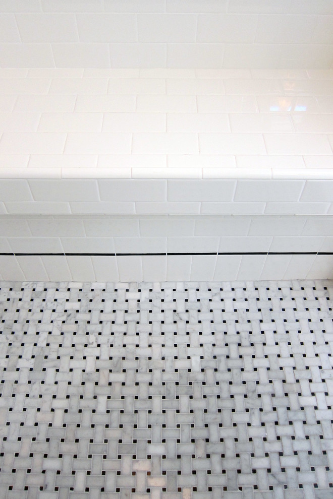 Ejemplo de cuarto de baño principal tradicional de tamaño medio con puertas de armario blancas, ducha abierta, baldosas y/o azulejos blancos, armarios estilo shaker, baldosas y/o azulejos de cemento, paredes grises, suelo con mosaicos de baldosas, lavabo bajoencimera y encimera de mármol