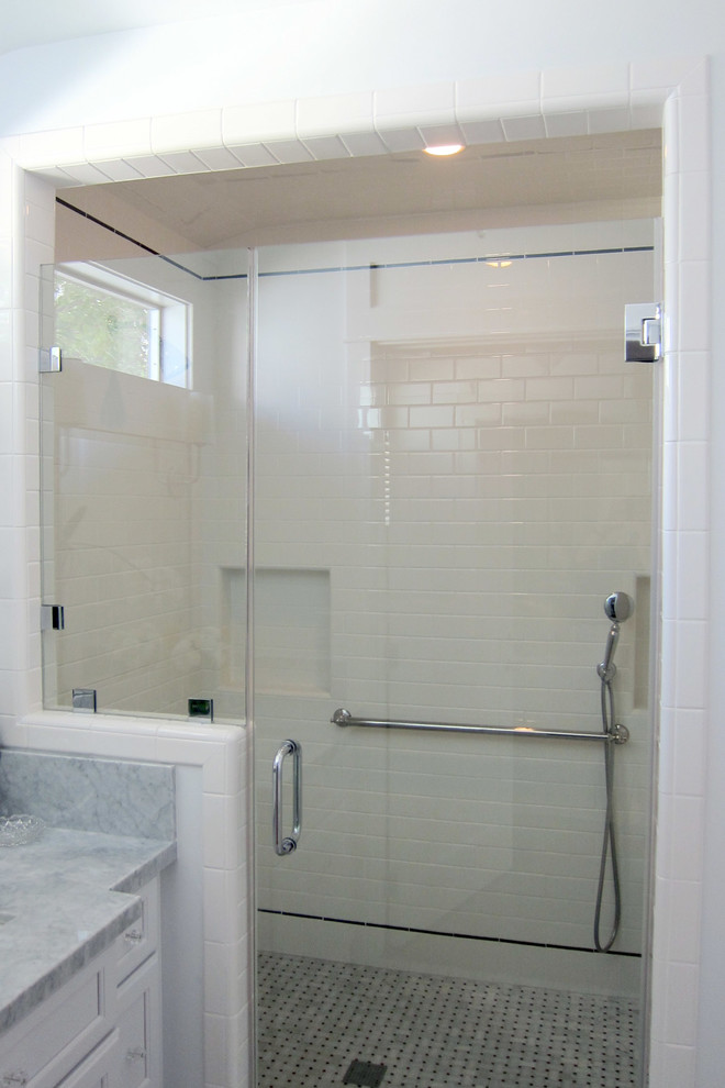 Exemple d'une salle de bain principale chic de taille moyenne avec un placard à porte shaker, des portes de placard blanches, un plan de toilette en marbre, une douche ouverte, un carrelage blanc, un mur gris, un sol en carrelage de terre cuite, un carrelage métro et un lavabo encastré.