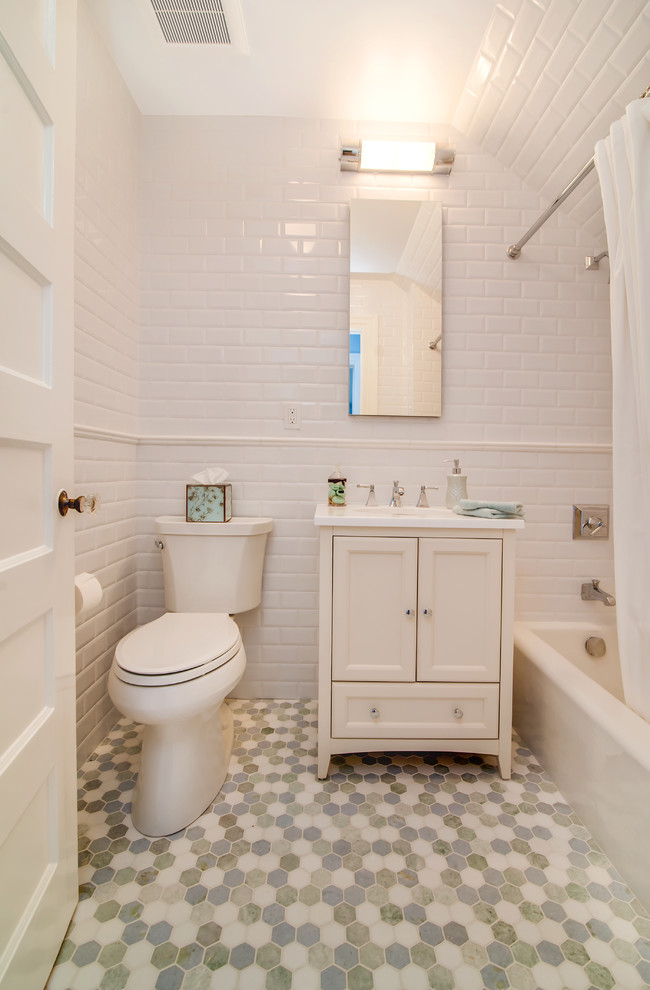 Idéer för vintage badrum, med möbel-liknande, vita skåp, ett fristående badkar, en hörndusch, en toalettstol med hel cisternkåpa, grå kakel, mosaik, vita väggar, marmorgolv, ett undermonterad handfat och marmorbänkskiva