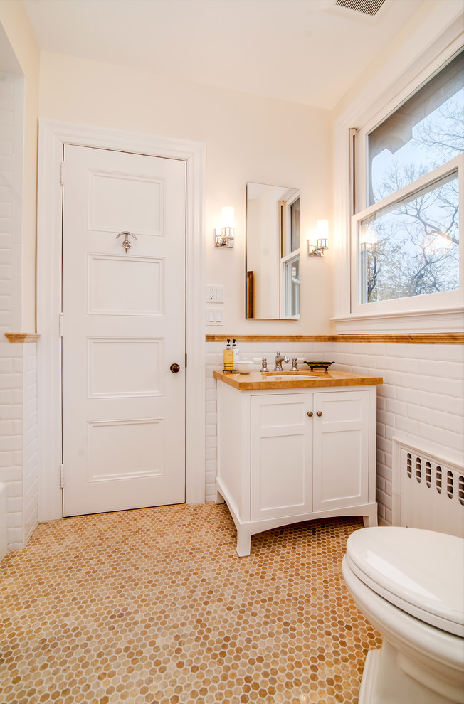 Diseño de cuarto de baño tradicional con armarios tipo mueble, puertas de armario blancas, ducha abierta, sanitario de una pieza, baldosas y/o azulejos grises, baldosas y/o azulejos en mosaico, paredes beige, suelo de mármol, lavabo bajoencimera y encimera de mármol