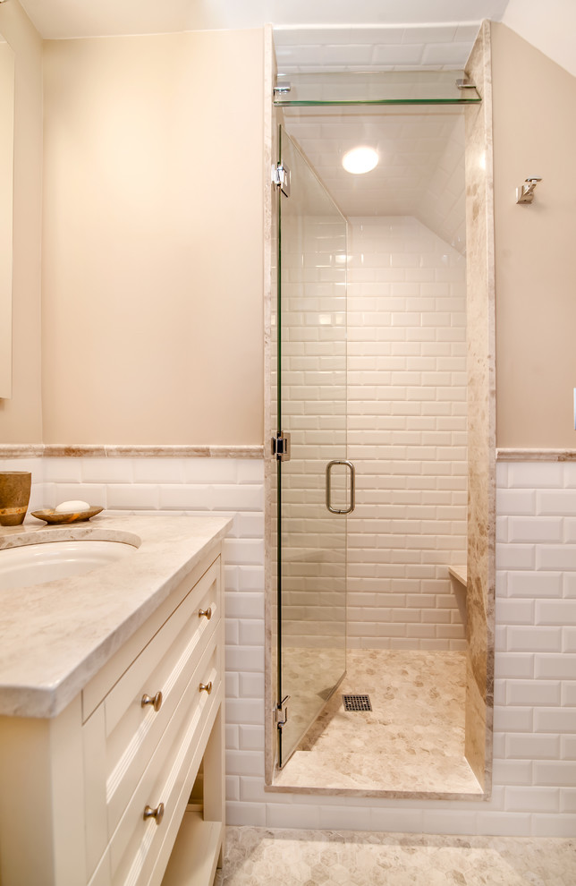 Foto di una stanza da bagno tradizionale con consolle stile comò, ante bianche, doccia aperta, WC monopezzo, piastrelle grigie, piastrelle a mosaico, pareti beige, pavimento in marmo, lavabo sottopiano e top in marmo