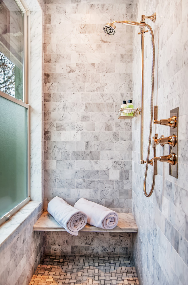 Esempio di una stanza da bagno chic con ante con riquadro incassato, ante bianche, doccia aperta, WC monopezzo, piastrelle grigie, piastrelle a mosaico, pareti beige, pavimento in marmo, lavabo sottopiano e top in marmo