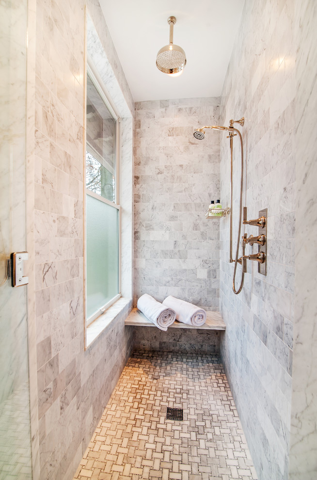 Aménagement d'une salle de bain classique avec un placard avec porte à panneau encastré, des portes de placard blanches, une douche ouverte, WC à poser, un carrelage gris, mosaïque, un mur beige, un sol en marbre, un lavabo encastré et un plan de toilette en marbre.