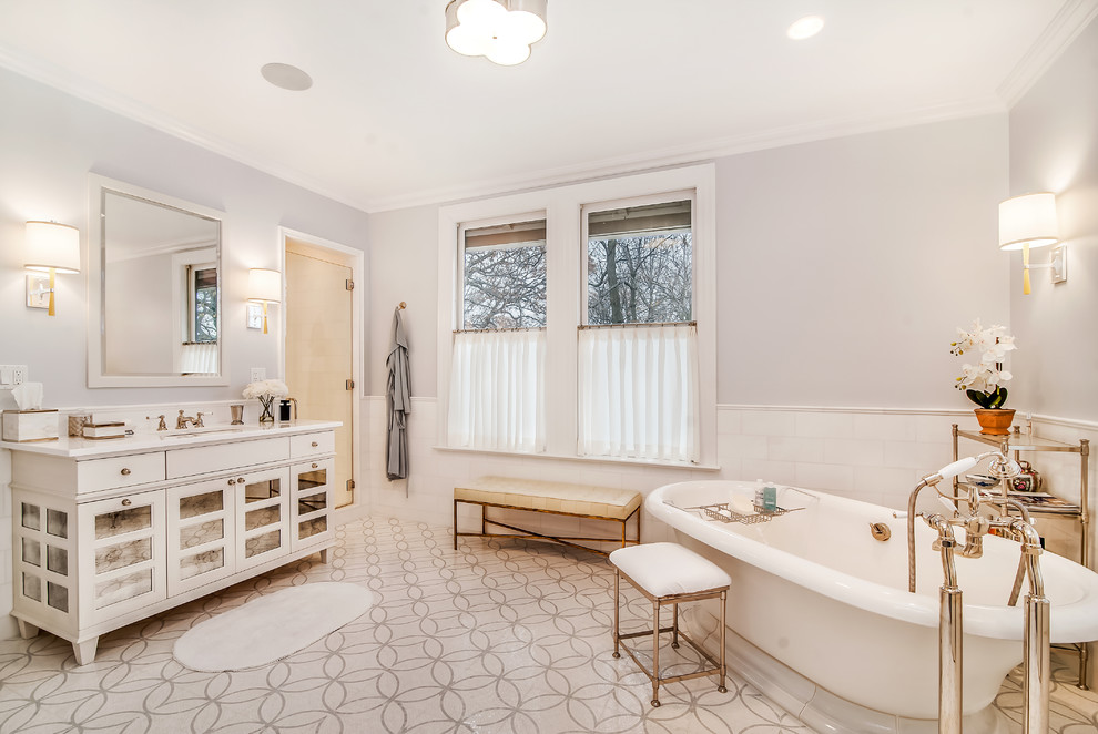 Стильный дизайн: ванная комната в стиле неоклассика (современная классика) с белыми фасадами, отдельно стоящей ванной, бежевыми стенами, врезной раковиной и фасадами с утопленной филенкой - последний тренд