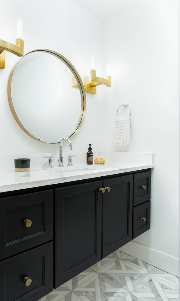 Immagine di una stanza da bagno con doccia contemporanea di medie dimensioni con ante in stile shaker, ante blu, top in quarzo composito, top bianco, pavimento in marmo, lavabo sottopiano e pavimento giallo
