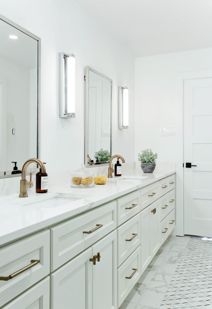 Immagine di una stanza da bagno padronale contemporanea di medie dimensioni con ante in stile shaker, ante bianche, piastrelle bianche, piastrelle in gres porcellanato, lavabo sottopiano, top in quarzo composito e top bianco