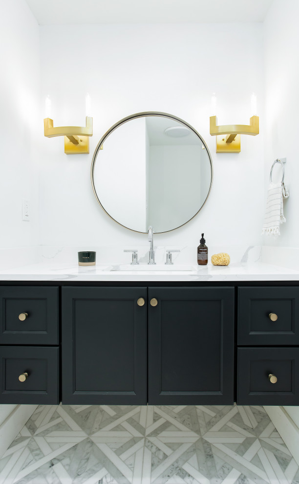 На фото: ванная комната среднего размера в современном стиле с фасадами в стиле шейкер, синими фасадами, мраморным полом, душевой кабиной, врезной раковиной, столешницей из искусственного кварца, желтым полом и белой столешницей