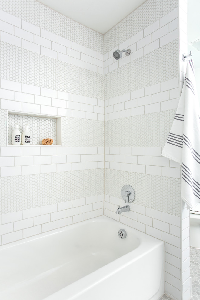 Esempio di una stanza da bagno stile marino con vasca ad alcova, vasca/doccia, piastrelle bianche, piastrelle diamantate e nicchia