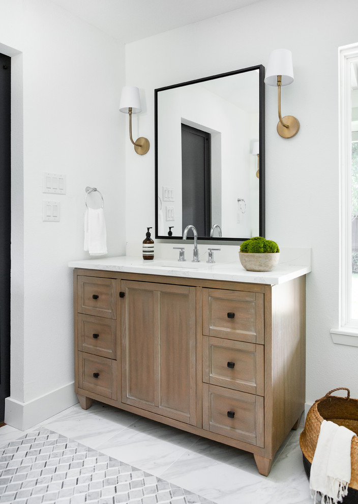 Réalisation d'une salle de bain champêtre en bois brun avec un placard avec porte à panneau encastré, un mur blanc, un lavabo encastré, un sol blanc et un plan de toilette blanc.