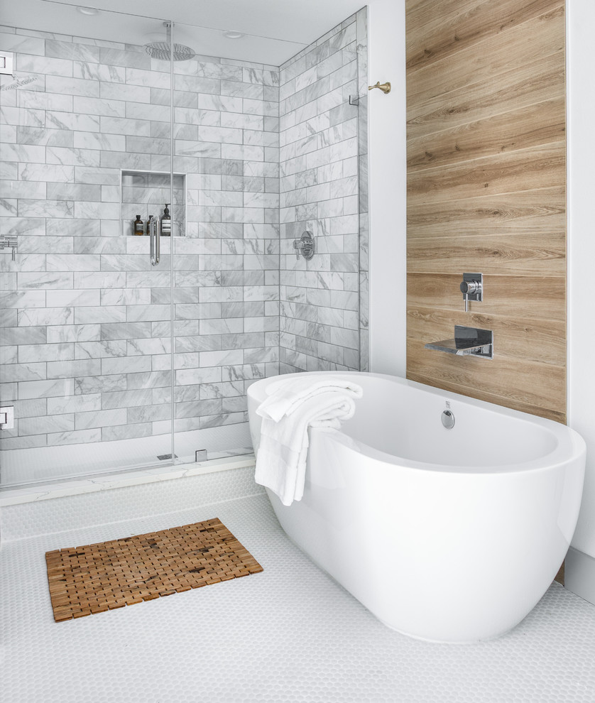 Landhausstil Badezimmer mit freistehender Badewanne, Duschnische, grauen Fliesen, Mosaik-Bodenfliesen, weißem Boden und Falttür-Duschabtrennung in Dallas