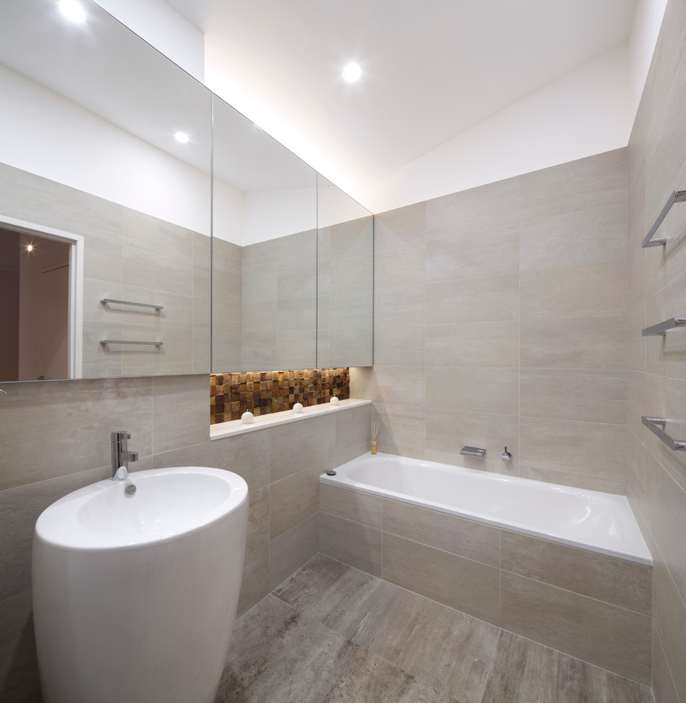 Источник вдохновения для домашнего уюта: большая ванная комната в стиле модернизм с ванной в нише, душем в нише и открытым душем