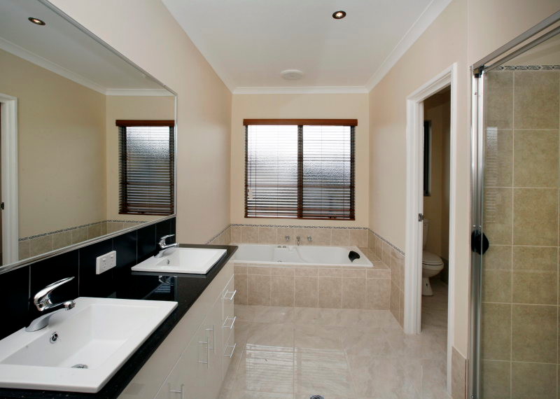 Пример оригинального дизайна: главная ванная комната в современном стиле с накладной раковиной, плоскими фасадами, белыми фасадами, накладной ванной, бежевой плиткой и бежевыми стенами