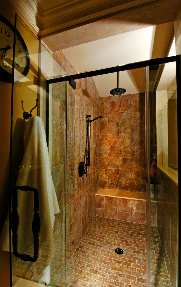 Cette image montre une grande douche en alcôve principale méditerranéenne avec un placard avec porte à panneau surélevé, des portes de placard noires, une baignoire en alcôve, un carrelage marron, un carrelage de pierre, un mur marron et un lavabo encastré.