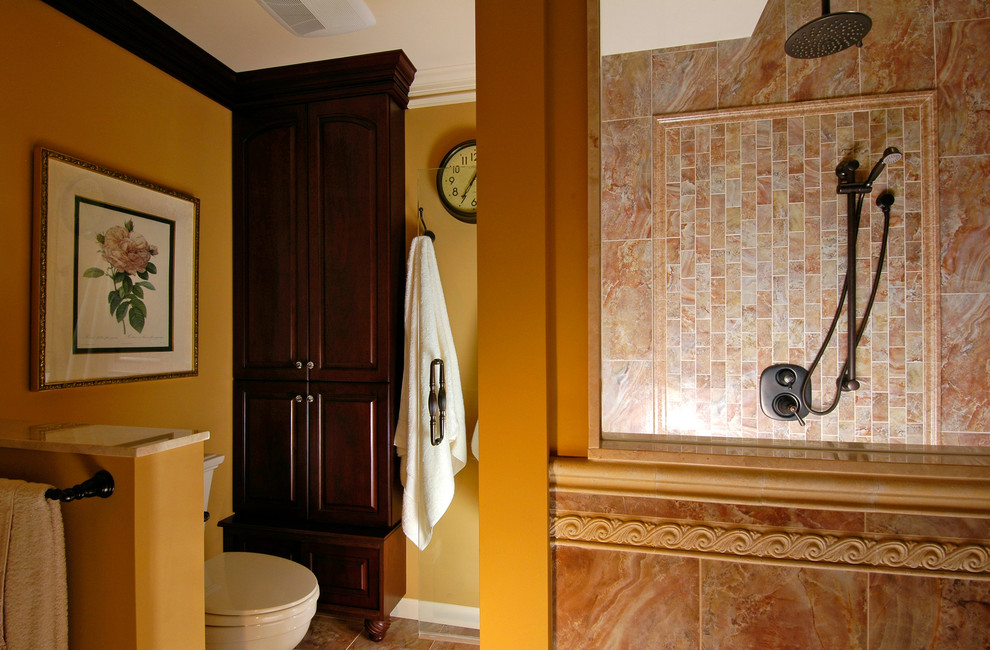 Immagine di una grande stanza da bagno padronale mediterranea con ante con bugna sagomata, ante nere, vasca ad alcova, doccia alcova, piastrelle marroni, piastrelle in pietra, pareti marroni e lavabo sottopiano