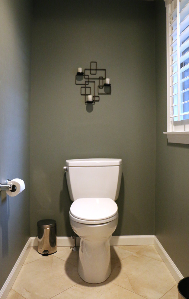 На фото: большой туалет в современном стиле с темными деревянными фасадами, унитазом-моноблоком, разноцветной плиткой и зелеными стенами