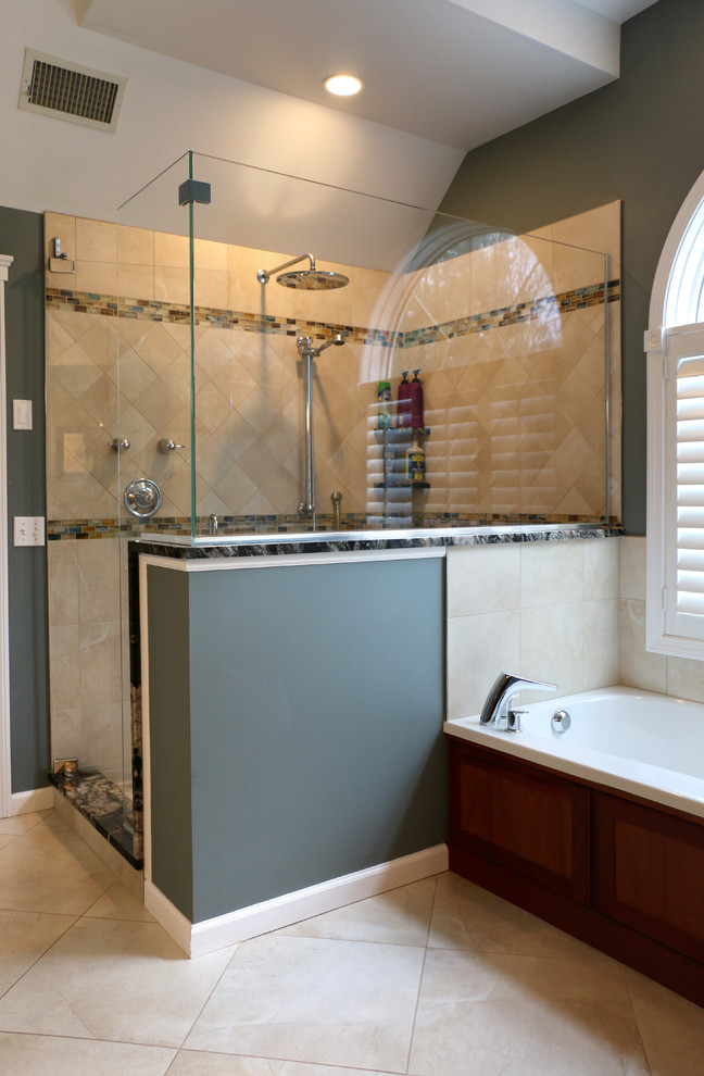 Ejemplo de cuarto de baño principal contemporáneo grande con puertas de armario de madera en tonos medios, bañera encastrada, ducha esquinera, sanitario de una pieza, baldosas y/o azulejos multicolor y paredes verdes