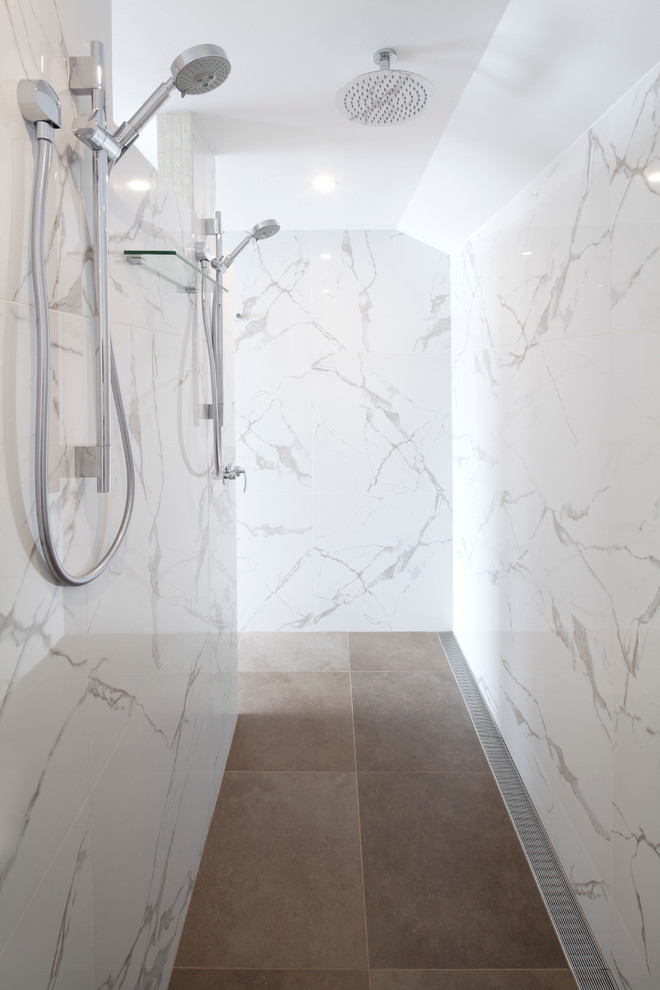На фото: большая ванная комната в стиле модернизм с душевой комнатой, белыми стенами и открытым душем с