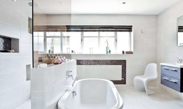 Geräumiges Modernes Badezimmer En Suite mit integriertem Waschbecken, flächenbündigen Schrankfronten, dunklen Holzschränken, freistehender Badewanne, Doppeldusche, Wandtoilette, grauen Fliesen, Porzellanfliesen, grauer Wandfarbe und Porzellan-Bodenfliesen in Oxfordshire