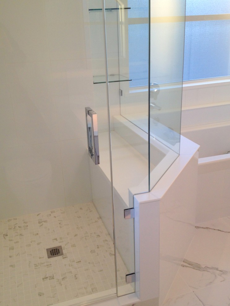 Свежая идея для дизайна: огромная главная ванная комната в современном стиле с отдельно стоящей ванной, угловым душем, белой плиткой, белыми стенами и мраморным полом - отличное фото интерьера