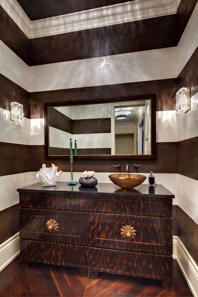 Idee per una stanza da bagno con doccia mediterranea di medie dimensioni con ante marroni, pareti marroni, pavimento in legno massello medio e lavabo a bacinella