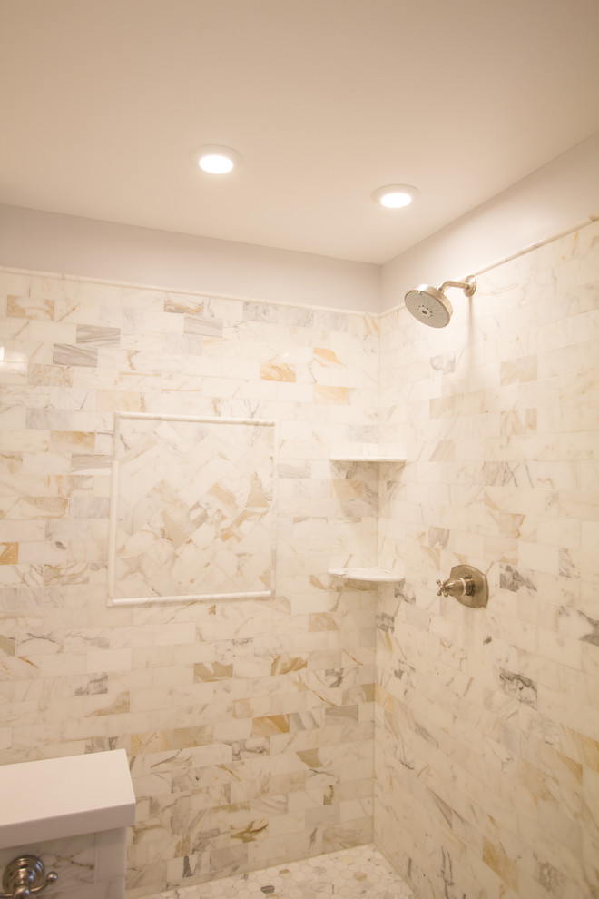 Cette image montre une salle de bain principale traditionnelle de taille moyenne avec des portes de placard grises, une baignoire indépendante, une douche ouverte, un carrelage blanc, un carrelage métro, un mur gris, un sol en marbre et un plan de toilette en quartz modifié.