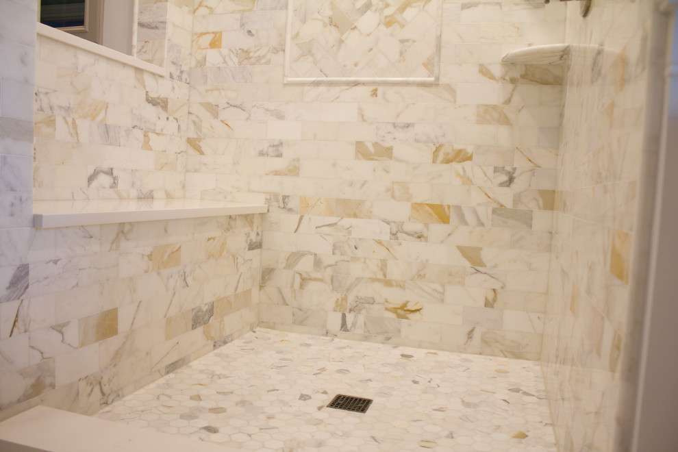 Esempio di una stanza da bagno padronale tradizionale di medie dimensioni con ante grigie, vasca freestanding, doccia aperta, piastrelle bianche, piastrelle diamantate, pareti grigie, pavimento in marmo e top in quarzo composito
