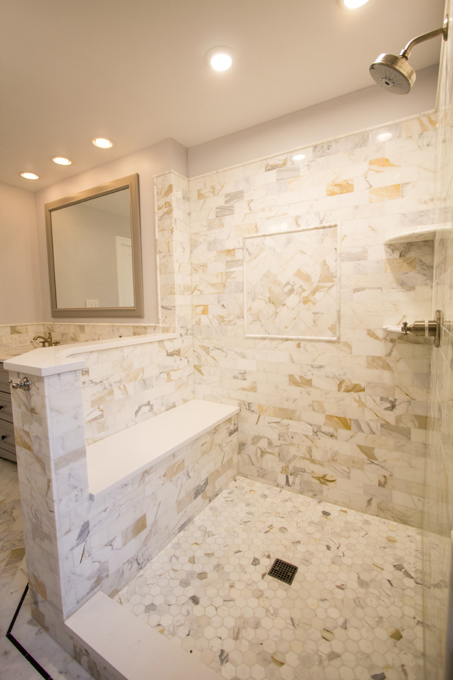 Foto på ett mellanstort vintage en-suite badrum, med grå skåp, ett fristående badkar, en öppen dusch, vit kakel, tunnelbanekakel, grå väggar, marmorgolv och bänkskiva i kvarts