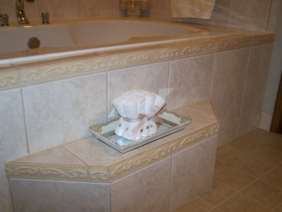Esempio di una stanza da bagno padronale minimal di medie dimensioni con ante con bugna sagomata, ante in legno scuro, vasca da incasso, piastrelle beige, piastrelle in ceramica, pareti beige, pavimento in linoleum, lavabo integrato e top in marmo