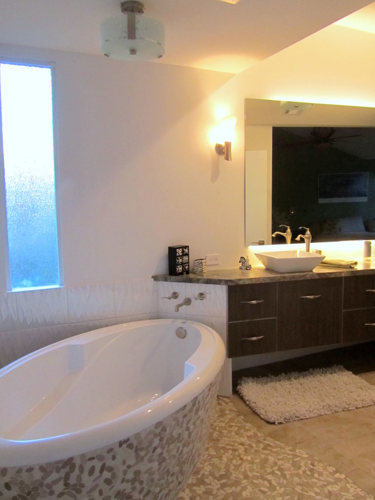 Ispirazione per una stanza da bagno padronale minimalista con lavabo a bacinella, ante lisce, vasca freestanding e piastrelle bianche