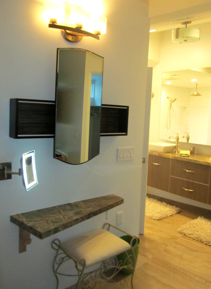 Retro Badezimmer En Suite mit Aufsatzwaschbecken, flächenbündigen Schrankfronten, braunen Schränken und Granit-Waschbecken/Waschtisch in Sonstige