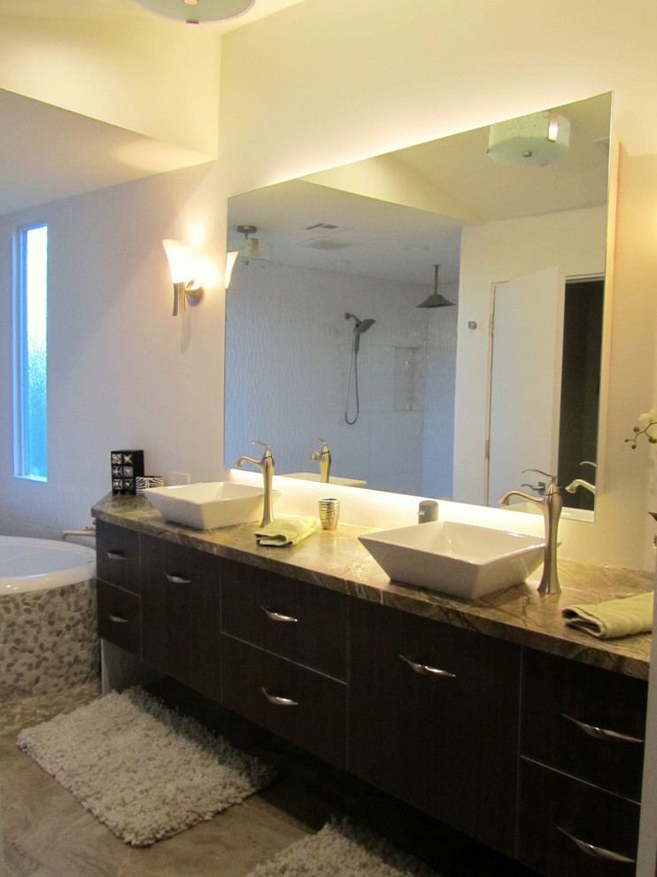Modelo de cuarto de baño principal vintage con lavabo sobreencimera y baldosas y/o azulejos blancos