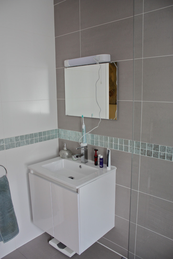 Inspiration for a modern bathroom remodel in Berkshire