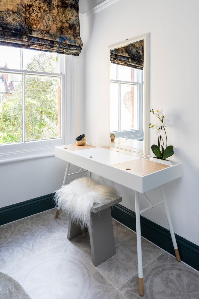Foto de cuarto de baño principal contemporáneo de tamaño medio con paredes blancas, suelo de azulejos de cemento, encimera de madera, suelo gris y encimeras beige