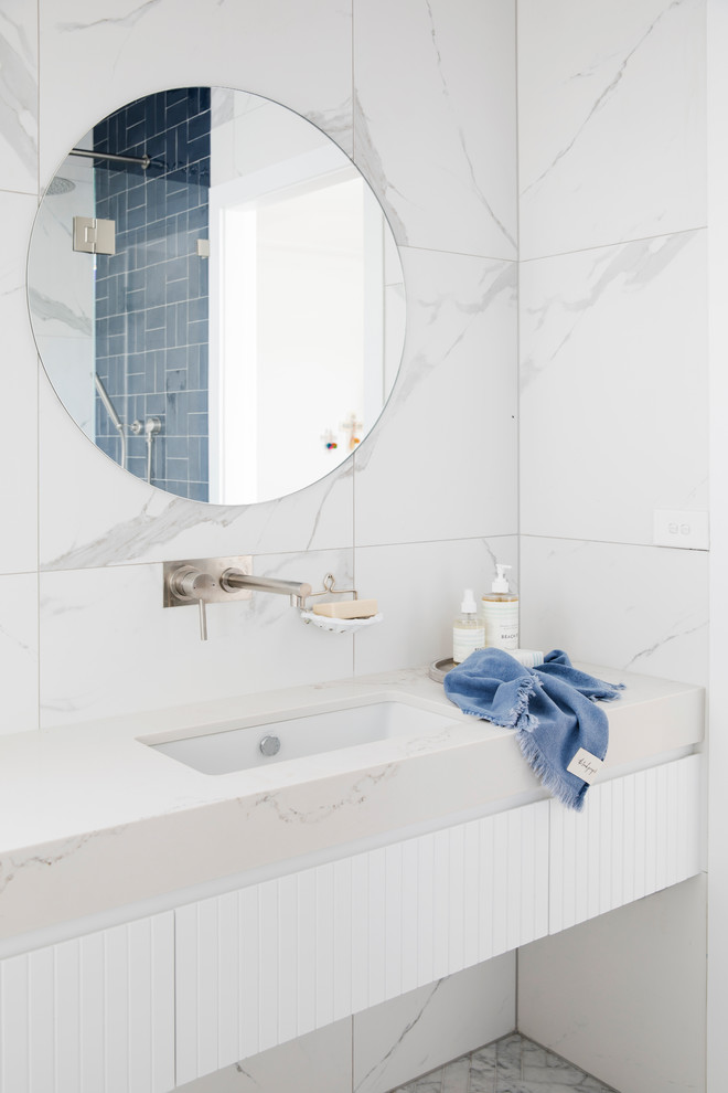 Großes Maritimes Badezimmer En Suite mit Kassettenfronten, weißen Schränken und weißen Fliesen in Sydney