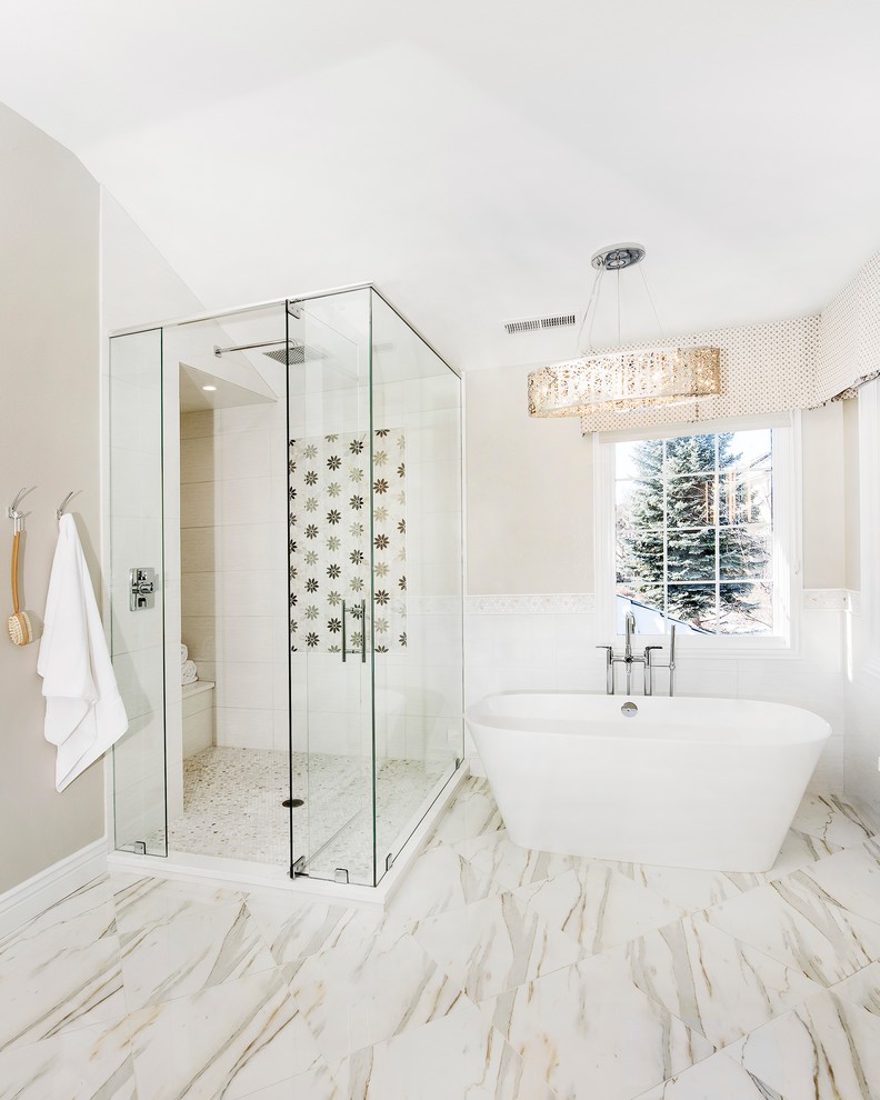 Bild på ett funkis badrum, med ett fristående badkar, en hörndusch, vit kakel, marmorkakel och dusch med gångjärnsdörr