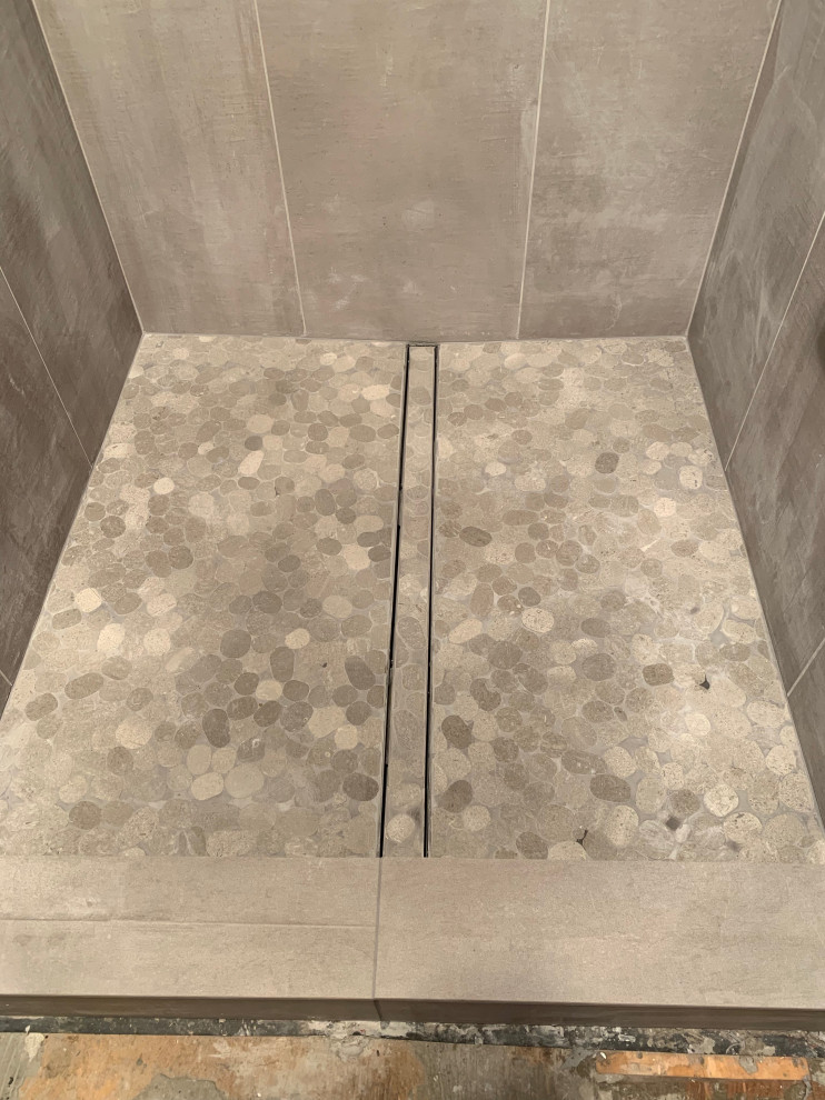 Esempio di una stanza da bagno chic con piastrelle grigie, piastrelle in gres porcellanato, pareti grigie, pavimento con piastrelle di ciottoli e pavimento multicolore