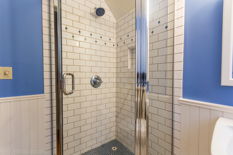 Стильный дизайн: ванная комната среднего размера в классическом стиле с угловым душем, раздельным унитазом, белой плиткой, плиткой кабанчик, синими стенами, полом из мозаичной плитки, душевой кабиной, подвесной раковиной, белым полом и душем с распашными дверями - последний тренд