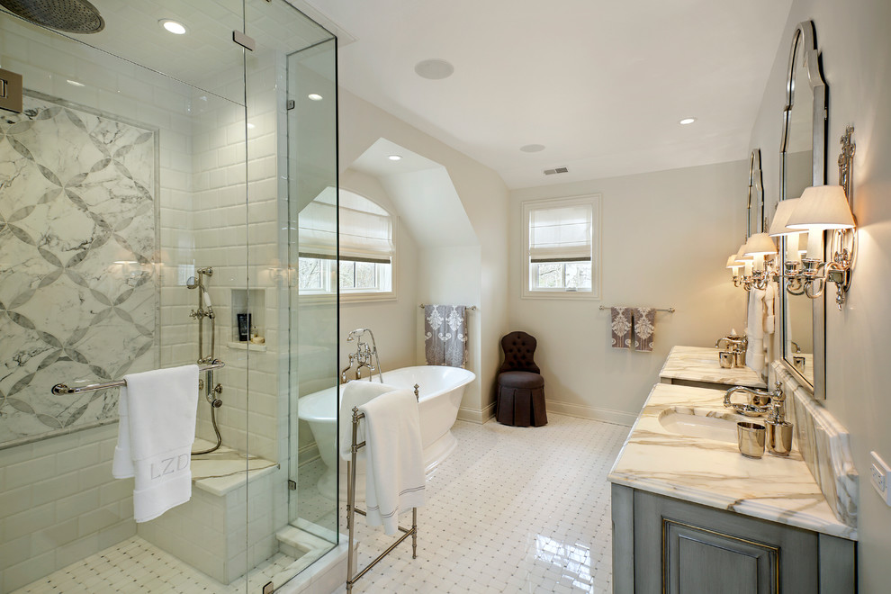 На фото: главная ванная комната в классическом стиле с фасадами с выступающей филенкой, серыми фасадами, отдельно стоящей ванной, белой плиткой, керамической плиткой, серыми стенами, полом из керамической плитки, врезной раковиной, душем в нише и душем с распашными дверями