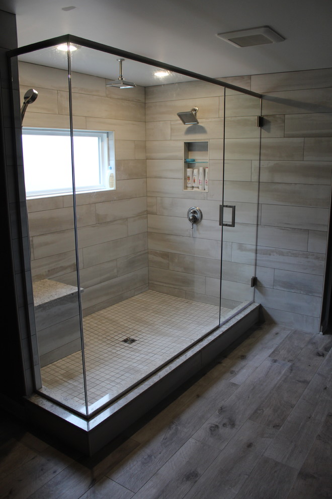 Foto di una grande stanza da bagno padronale classica con doccia aperta, piastrelle grigie, piastrelle in ceramica, pareti grigie, pavimento in cementine, pavimento grigio e porta doccia a battente