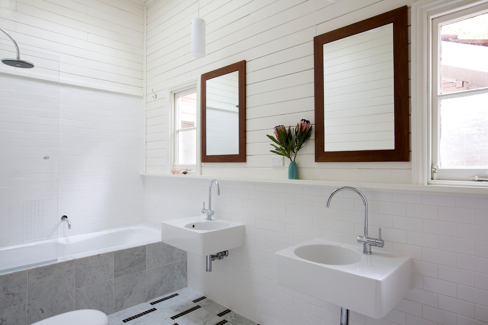 Großes Landhaus Badezimmer En Suite mit Badewanne in Nische, Duschbadewanne, weißen Fliesen, Metrofliesen, weißer Wandfarbe, Wandwaschbecken und offener Dusche in Sydney