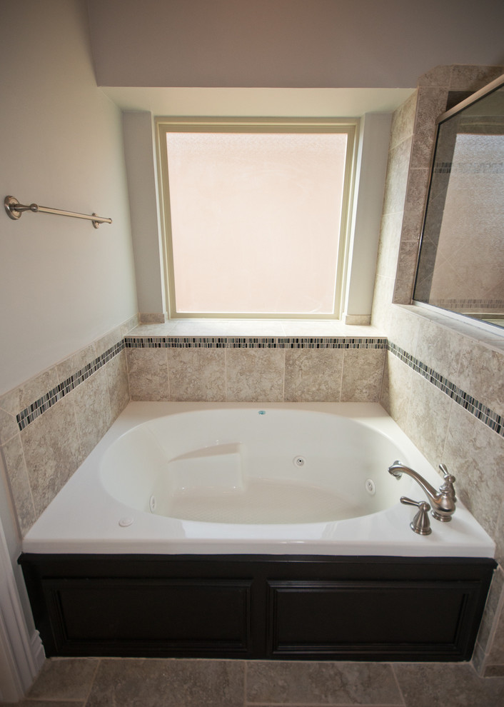 На фото: главная ванная комната среднего размера в стиле неоклассика (современная классика) с врезной раковиной, фасадами с выступающей филенкой, темными деревянными фасадами, серыми стенами и полом из керамической плитки с