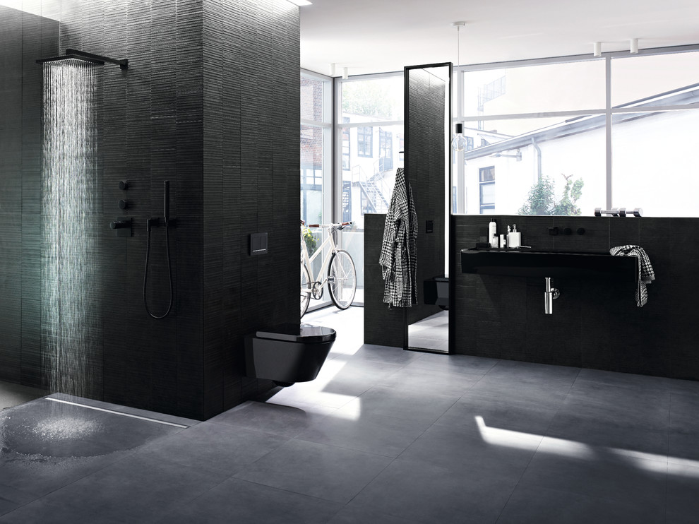 Aménagement d'une très grande salle de bain principale moderne avec une douche ouverte, WC suspendus et un mur noir.