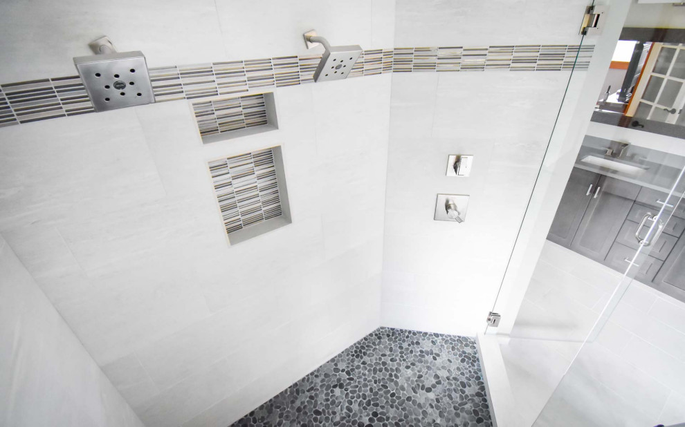 Inspiration för stora klassiska grått en-suite badrum, med luckor med infälld panel, svarta skåp, ett platsbyggt badkar, en hörndusch, en toalettstol med separat cisternkåpa, grå kakel, keramikplattor, grå väggar, klinkergolv i porslin, ett undermonterad handfat, bänkskiva i kvarts, grått golv och dusch med gångjärnsdörr