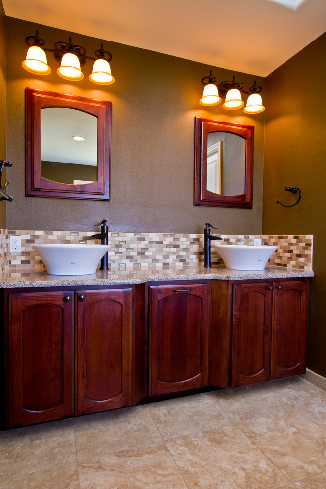 Exemple d'une grande salle de bain principale moderne en bois brun avec un placard à porte shaker, une douche à l'italienne, des carreaux de porcelaine et un sol en carrelage de porcelaine.