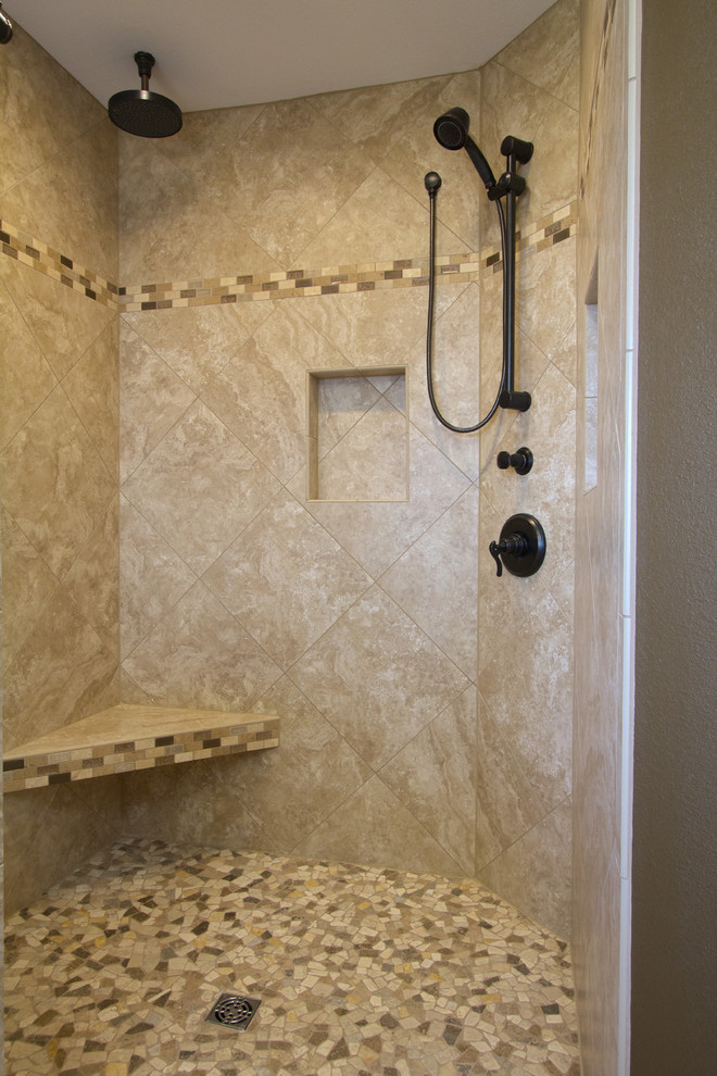 Modelo de cuarto de baño principal minimalista grande con ducha a ras de suelo y baldosas y/o azulejos de porcelana