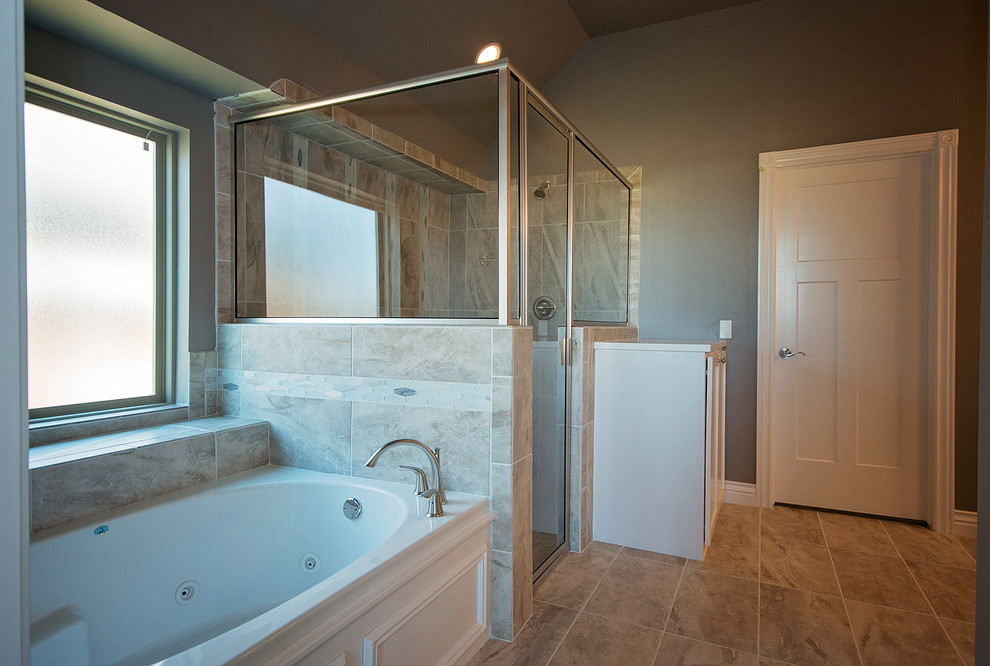 На фото: большая главная ванная комната в стиле неоклассика (современная классика) с белыми фасадами, накладной ванной, угловым душем, унитазом-моноблоком, керамогранитной плиткой, серыми стенами, полом из керамогранита, врезной раковиной и мраморной столешницей