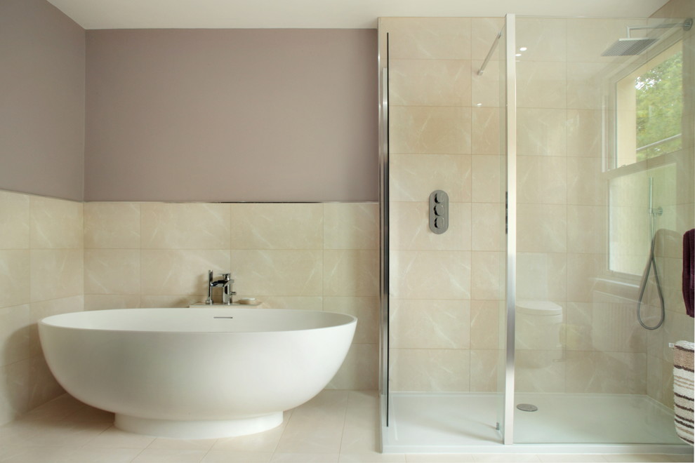 Foto di una stanza da bagno contemporanea di medie dimensioni con vasca freestanding, doccia aperta, piastrelle beige e pareti viola