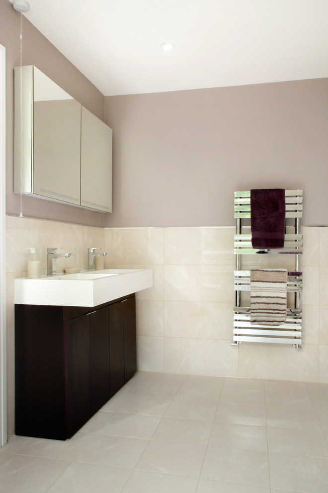 Пример оригинального дизайна: детская ванная комната среднего размера в современном стиле с отдельно стоящей ванной, открытым душем, бежевой плиткой и серыми стенами