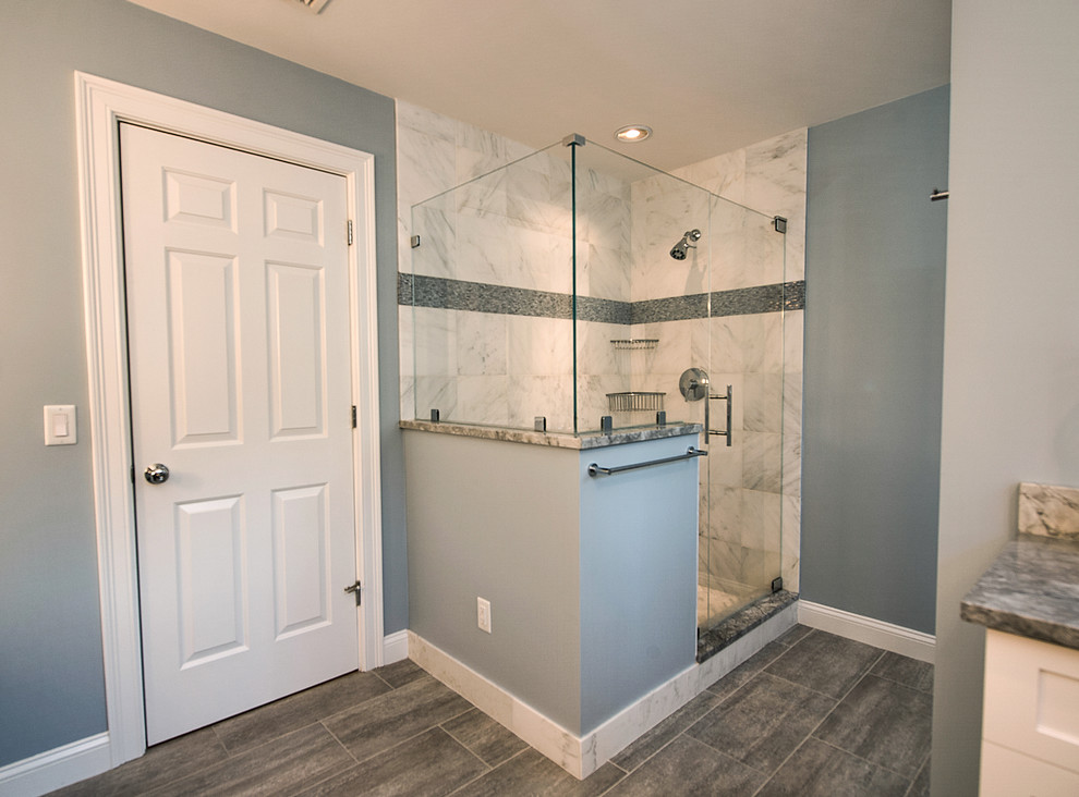 Ejemplo de cuarto de baño principal moderno grande con armarios estilo shaker, puertas de armario blancas, ducha esquinera, paredes azules y suelo de baldosas de cerámica